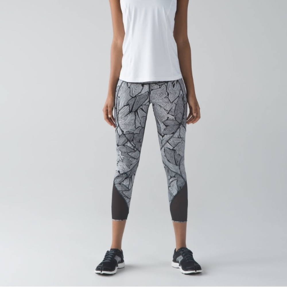 Lululemon Goal Crusher 7/8 Tight in Dottie Tribe White Black / Black